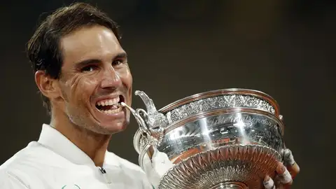 Nadal arrolla a Djokovic (6-0, 6-2 y 7-5) e iguala a Federer con 20 Grand Slam Nadal arrolla a Djokovic (6-0, 6-2 y 7-5) e iguala a Federer con 20 Grand Slam