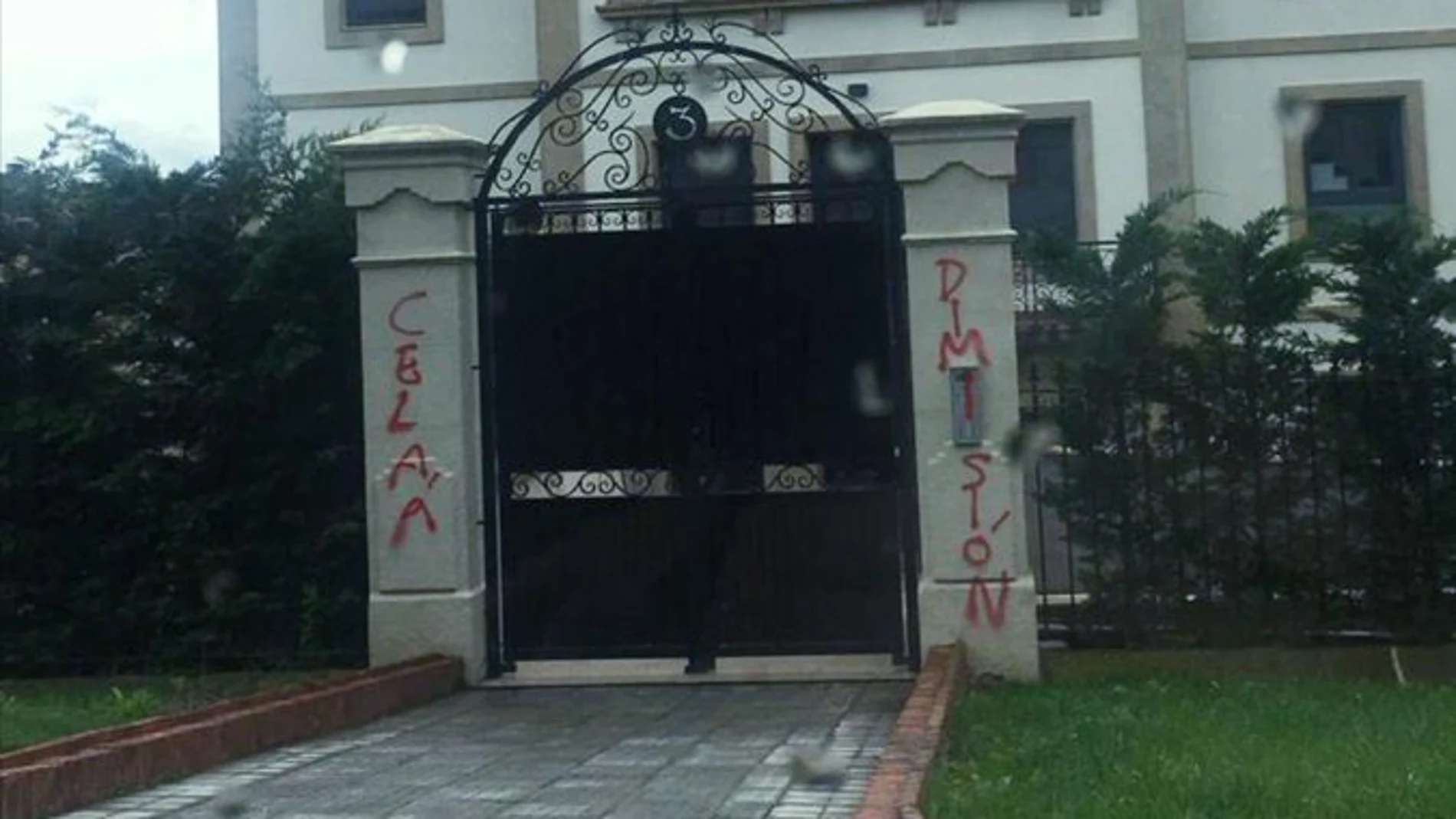 Aparecen pintadas en la vivienda de Isabel Celaá en País Vasco pidiendo su dimisión Aparecen pintadas en la vivienda de Isabel Celaá en País Vasco pidiendo su dimisión