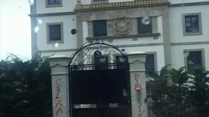 Aparecen pintadas en la vivienda de Isabel Celaá en País Vasco pidiendo su dimisión Aparecen pintadas en la vivienda de Isabel Celaá en País Vasco pidiendo su dimisión