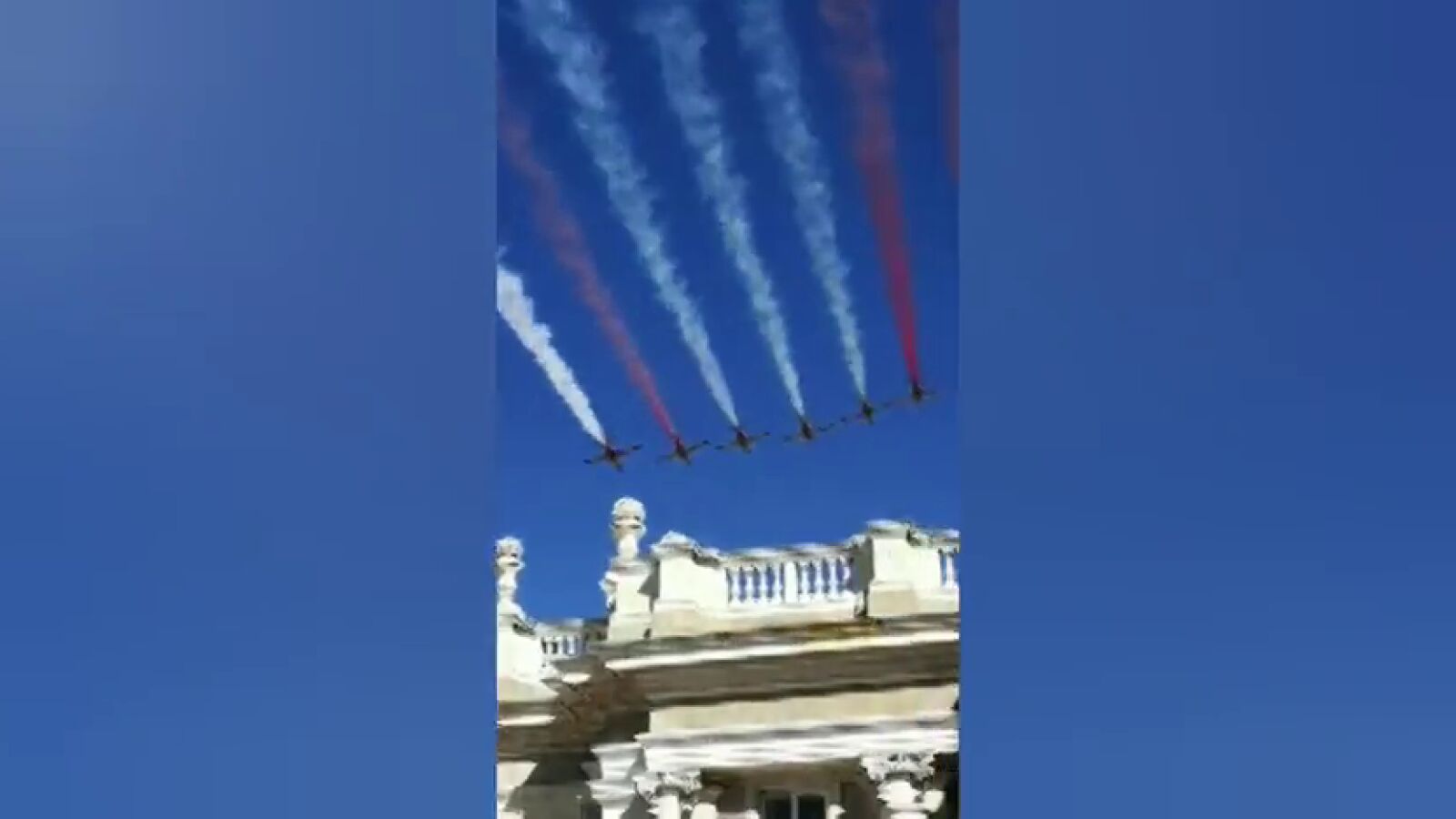 Un error provoca que pinten mal la bandera de España en el cielo durante el desfile por el Día de la Hispanidad