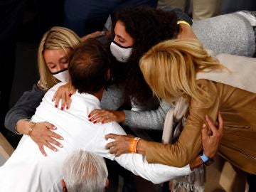 Rafa Nadal se abraza con su familia tras ganar Roland Garros