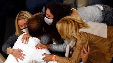 Rafa Nadal se abraza con su familia tras ganar Roland Garros