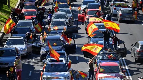 Cientos de veh&iacute;culos se manifiestan en Madrid contra el estado de alarma