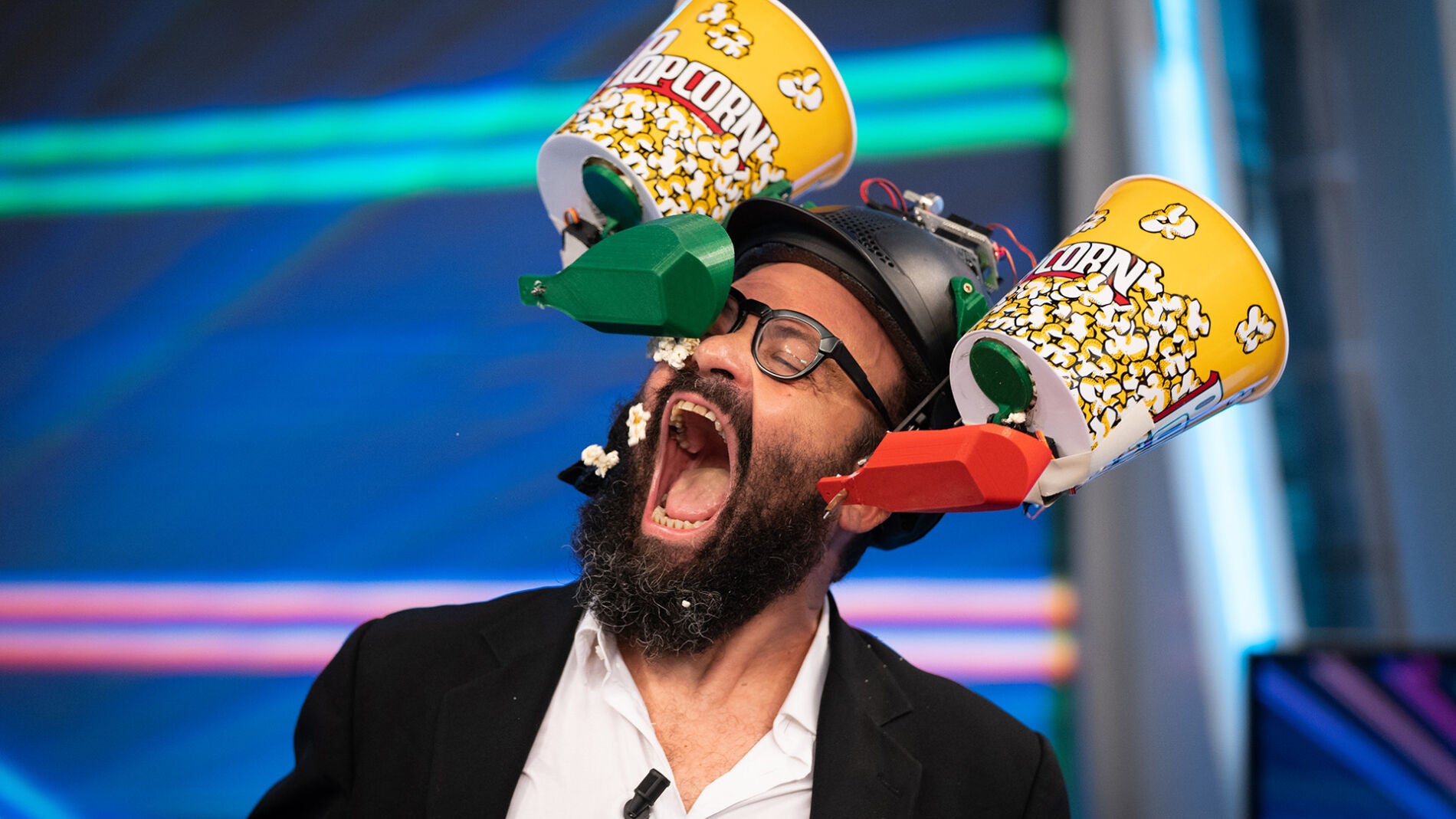 Ignatius Farray prueba el prototipo de las 'Palomitas manos-libres' en 'El Hormiguero 3.0'