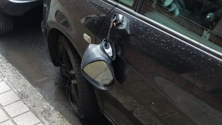 Retrovisor roto coche hijo Carlos Iturgaiz