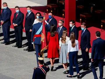 El presidente del Gobierno, Pedro Sánchez (d), el rey Felipe VI (i), la reina Letizia (2d) y la princesa de Asturias, Leonor y la infanta Sofía saludan a los presidentes autonómicos durante el acto organizado con motivo del Día de la Fiesta Nacional, en Madrid este lunes. antes del comienzo del acto organizado con motivo del Día de la Fiesta Nacional, en Madrid este lunes. El presidente del Gobierno, Pedro Sánchez (d), el rey Felipe VI (i), la reina Letizia (2d) y la princesa de Asturias, Leonor y la infanta Sofía saludan a los presidentes autonómicos durante el acto organizado con motivo del Día de la Fiesta Nacional, en Madrid este lunes. antes del comienzo del acto organizado con motivo del Día de la Fiesta Nacional, en Madrid este lunes.