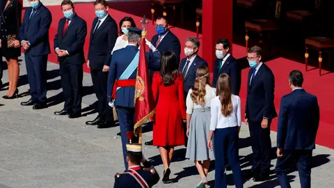 El presidente del Gobierno, Pedro Sánchez (d), el rey Felipe VI (i), la reina Letizia (2d) y la princesa de Asturias, Leonor y la infanta Sofía saludan a los presidentes autonómicos durante el acto organizado con motivo del Día de la Fiesta Nacional, en Madrid este lunes. antes del comienzo del acto organizado con motivo del Día de la Fiesta Nacional, en Madrid este lunes. El presidente del Gobierno, Pedro Sánchez (d), el rey Felipe VI (i), la reina Letizia (2d) y la princesa de Asturias, Leonor y la infanta Sofía saludan a los presidentes autonómicos durante el acto organizado con motivo del Día de la Fiesta Nacional, en Madrid este lunes. antes del comienzo del acto organizado con motivo del Día de la Fiesta Nacional, en Madrid este lunes.