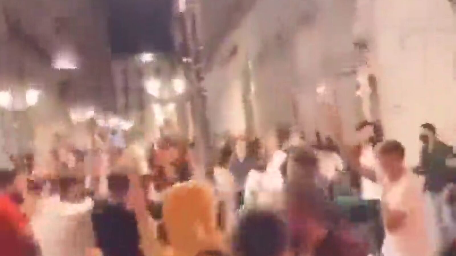 Las imágenes de una calle desbordada en Granada con decenas de jóvenes bailando sin medidas de seguridad