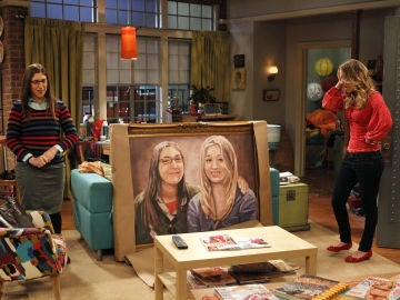 Mayim Bialik y Kaley Cuoco como Amy y Penny en 'The Big Bang Theory'