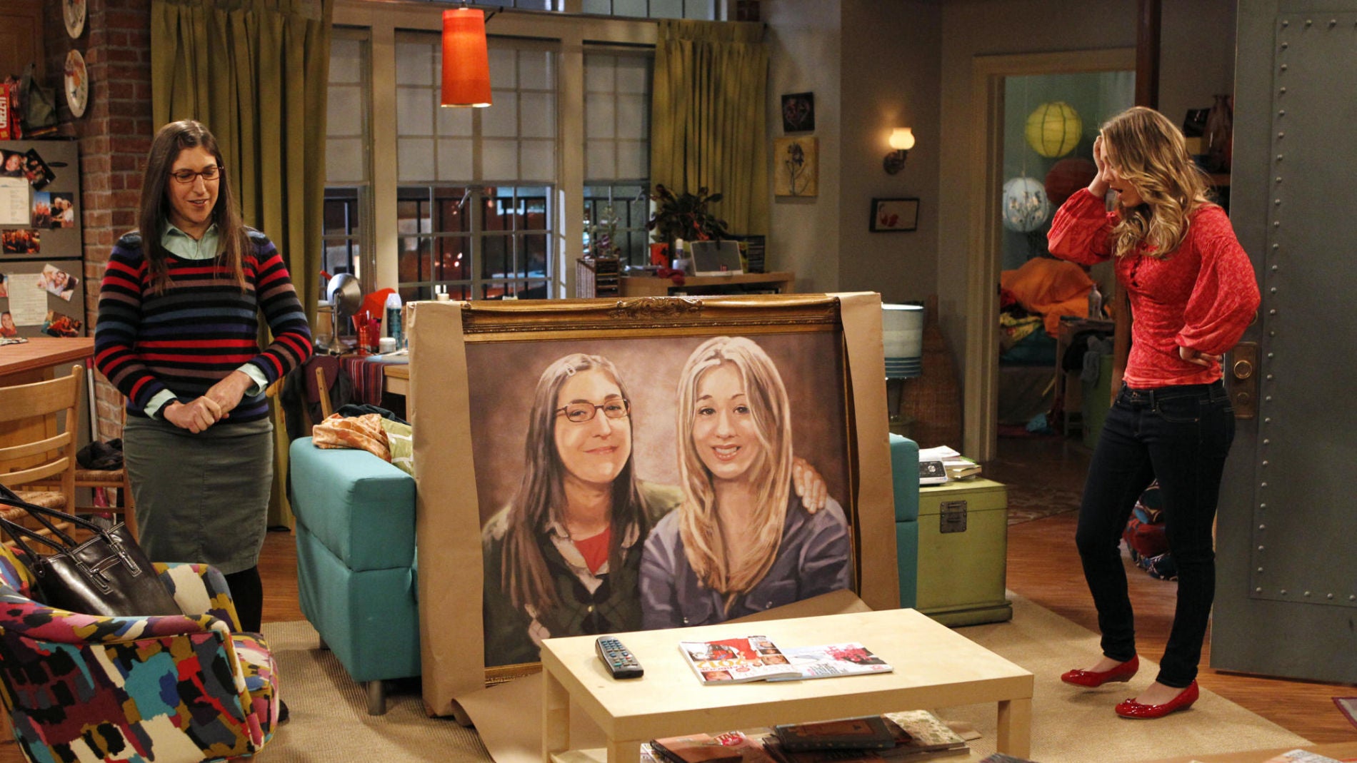 Mayim Bialik y Kaley Cuoco como Amy y Penny en 'The Big Bang Theory'