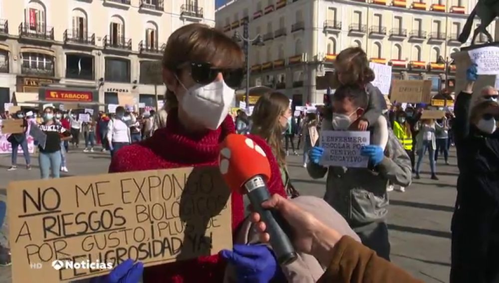 Centenares de enfermeras y enfermeros protestan en el kilómetro cero de Madrid