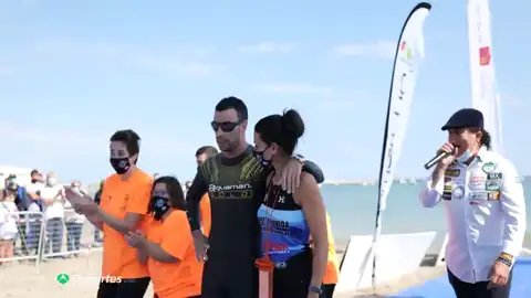 Alberto Lorente bate el récord del mundo nadando 50 kilómetros a ciegas en el Mar Menor Alberto Lorente bate el récord del mundo nadando 50 kilómetros a ciegas en el Mar Menor