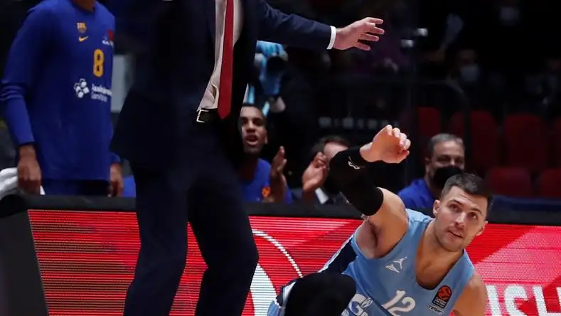 La Euroliga suspende los partidos del Zenit ante Baskonia y Valencia por un brote de coronavirus La Euroliga suspende los partidos del Zenit ante Baskonia y Valencia por un brote de coronavirus