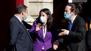 La ministra de Igualdad, Irene Montero, el vicepresidente Pablo Iglesias y el ministro de Transportes, Jos&eacute; Luis &Aacute;balos, en los actos del 12 de octubre