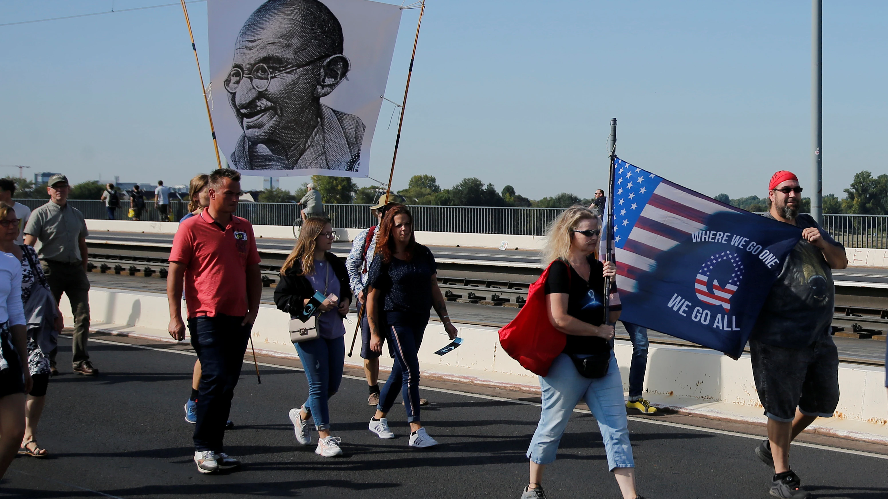 La lucha contra las fake news, apoyadas por el movimiento 'QAnon', en la campaña presidencial en Estados Unidos La lucha contra las fake news, apoyadas por el movimiento 'QAnon', en la campaña presidencial en Estados Unidos