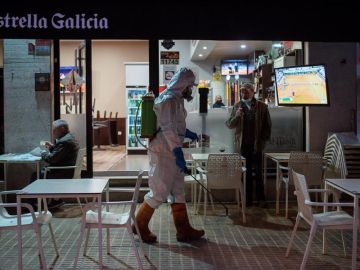 Desinfección en una terraza de Ourense