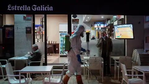 Desinfección en una terraza de Ourense Desinfección en una terraza de Ourense