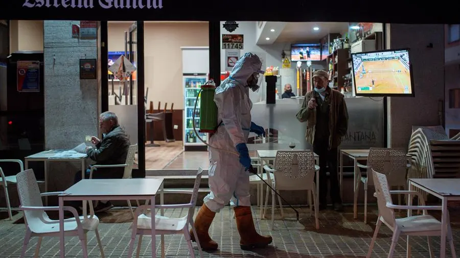 Desinfecci&oacute;n en una terraza de Ourense