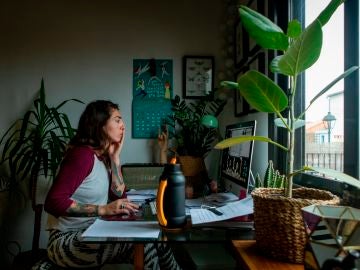 Una mujer teletrabaja desde su casa