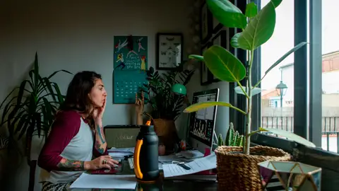 Una mujer teletrabaja desde su casa Una mujer teletrabaja desde su casa