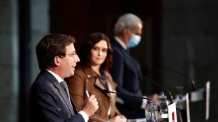 El alcalde de Madrid, Jos&eacute; Luis Mart&iacute;nez-Almeida; la presidenta de la Comunidad de Madrid, Isabel D&iacute;az Ayuso, y el consejero de Sanidad de la Comunidad, Enrique Ruiz Escudero.