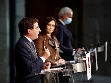 El alcalde de Madrid, José Luis Martínez-Almeida; la presidenta de la Comunidad de Madrid, Isabel Díaz Ayuso, y el consejero de Sanidad de la Comunidad, Enrique Ruiz Escudero.