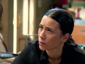 Manolita, desesperada, suplica a Cristina que le ayude a encontrar respuestas