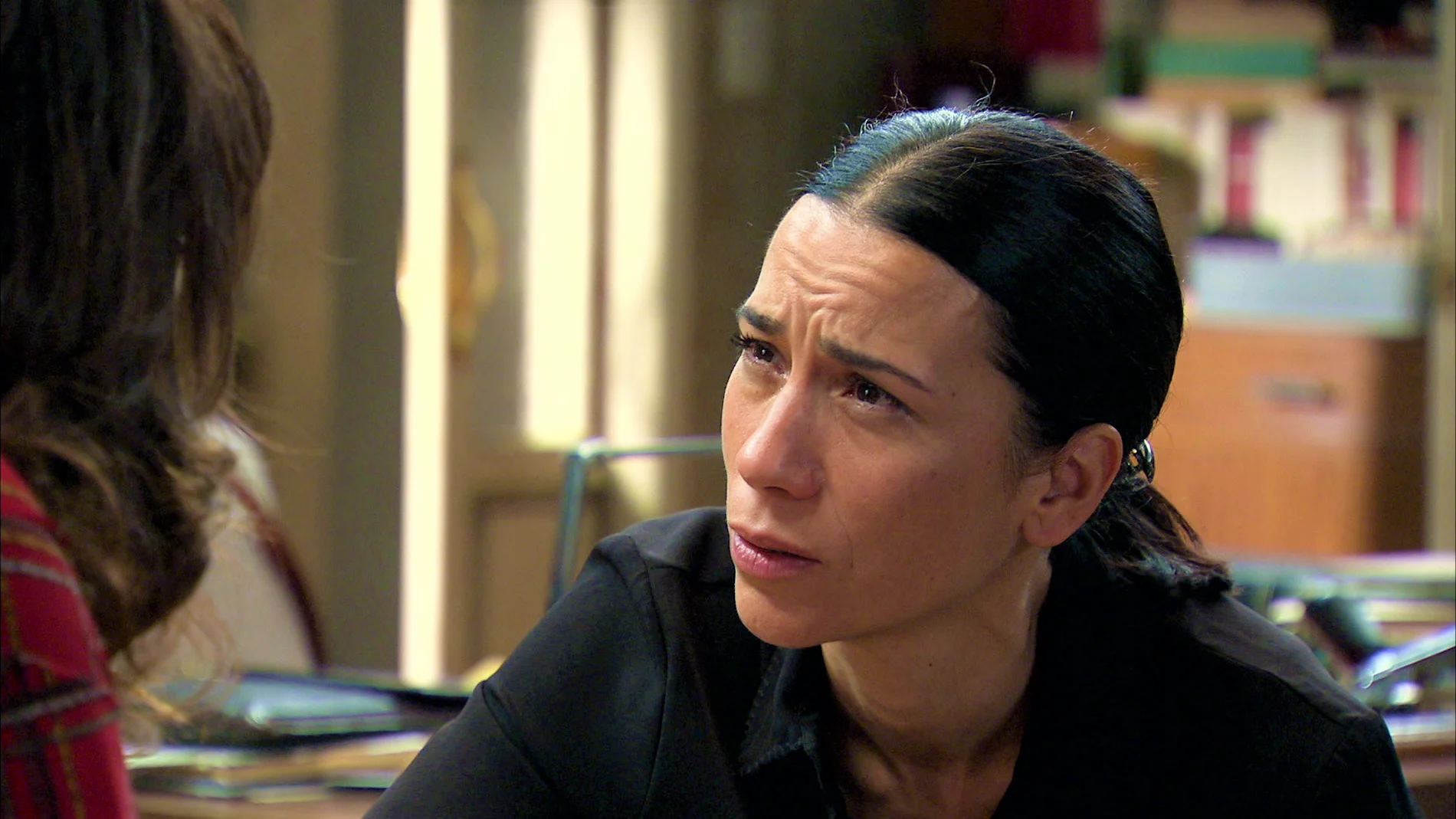 Manolita, desesperada, suplica a Cristina que le ayude a encontrar respuestas