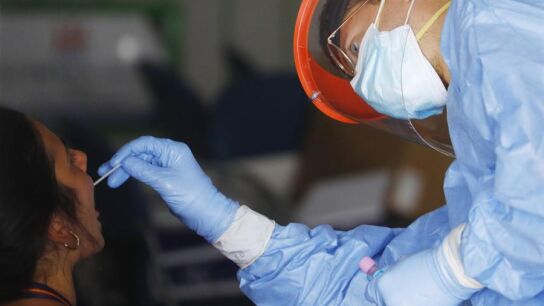 Personal sanitario realizando test r&aacute;pidos