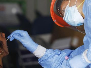 Personal sanitario realizando test rápidos