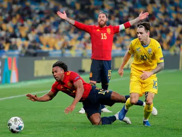 Adama cae al suelo ante Ucrania Adama cae al suelo ante Ucrania