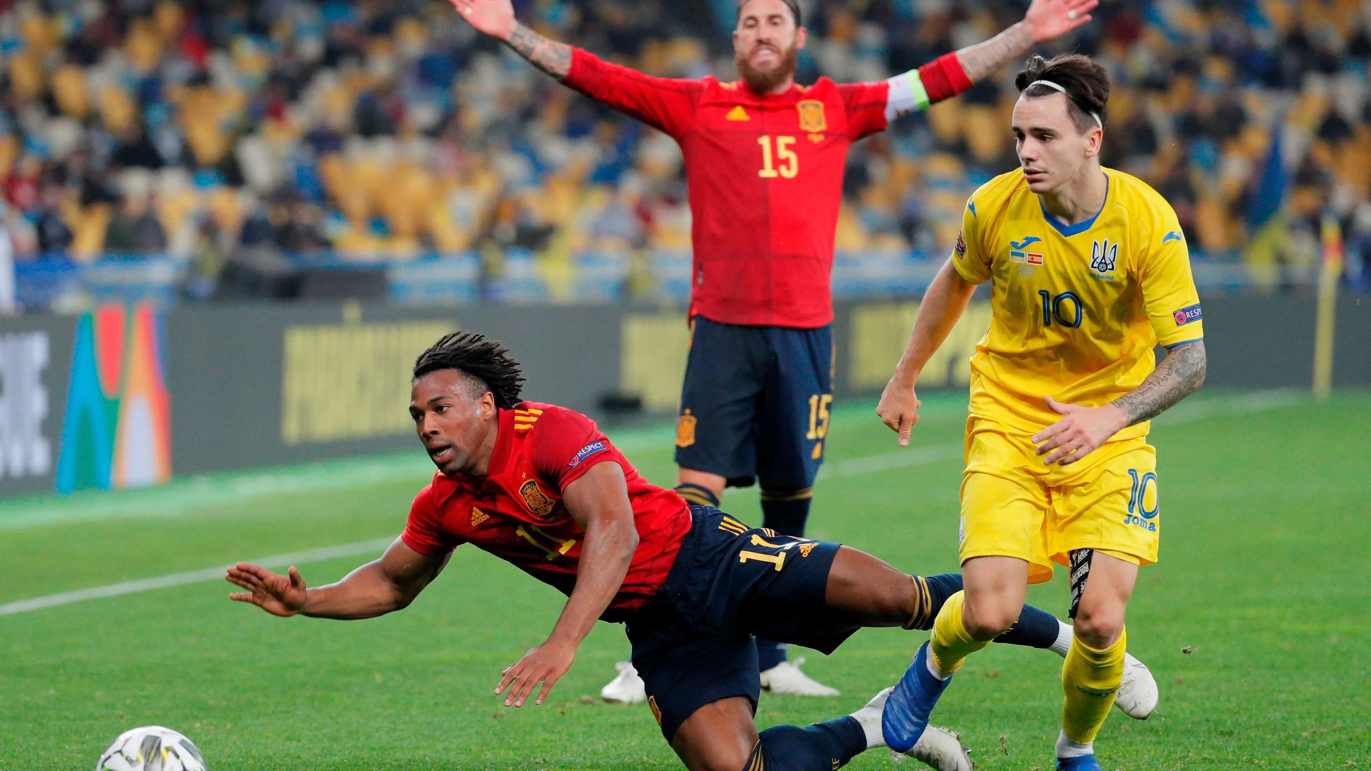 Adama cae al suelo ante Ucrania Adama cae al suelo ante Ucrania