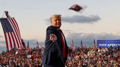 Donald Trump reparte mascarillas en un mitín en Sanford, Florida Donald Trump reparte mascarillas en un mitín en Sanford, Florida