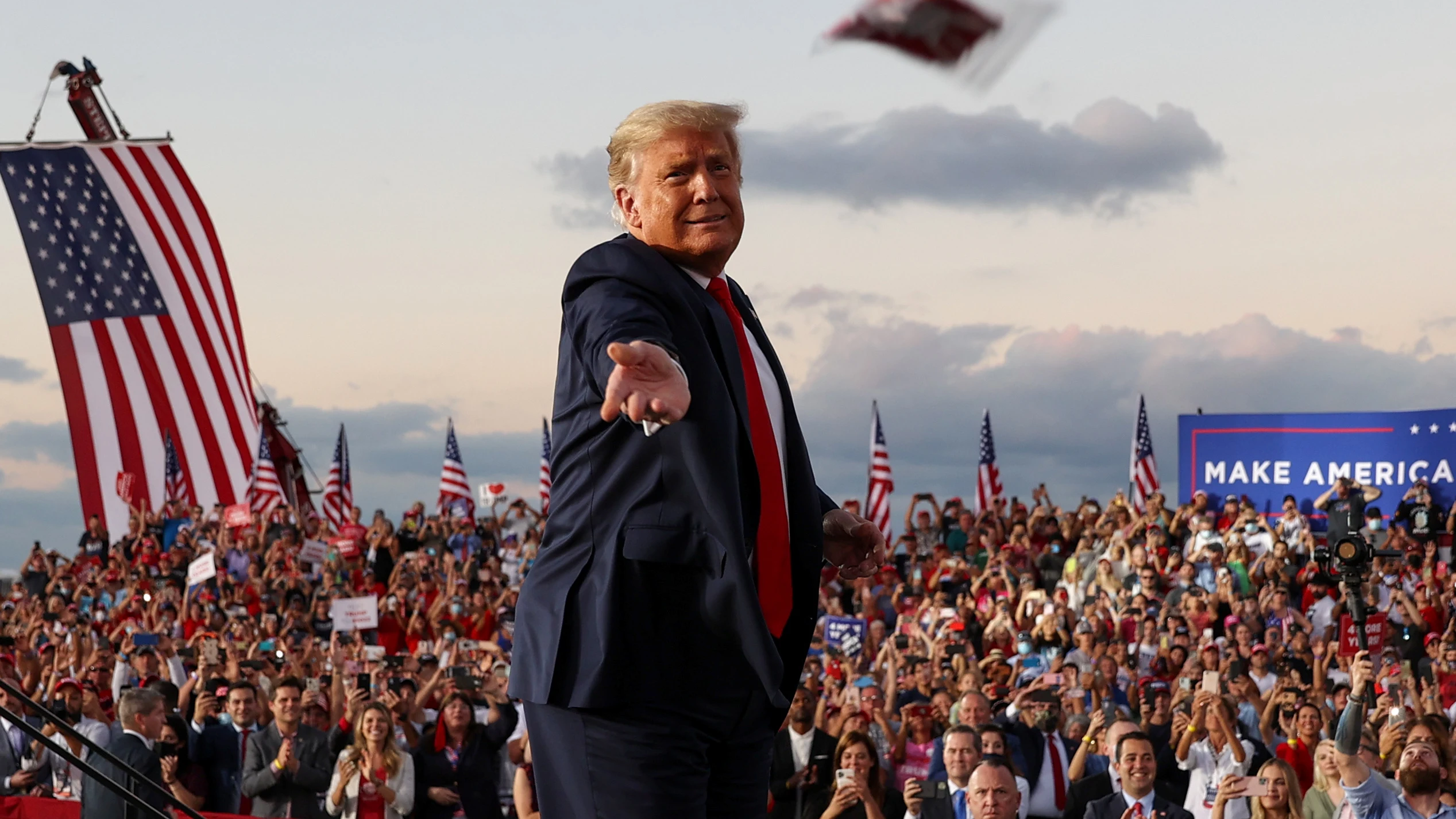 Donald Trump reparte mascarillas en un mit&iacute;n en Sanford, Florida