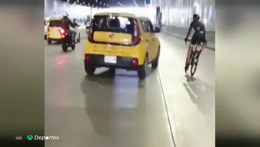 Un taxista amaga con atropellar a un ciclista en Colombia