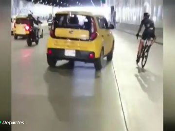 Un taxista amaga con atropellar a un ciclista en Colombia