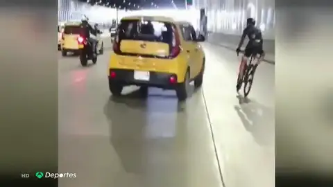 Un taxista amaga con atropellar a un ciclista en Colombia Un taxista amaga con atropellar a un ciclista en Colombia