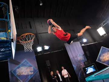 'El Hormiguero 3.0' sorprende a María Pombo con los impresionantes mates de baloncesto voladores 'El Hormiguero 3.0' sorprende a María Pombo con los impresionantes mates de baloncesto voladores