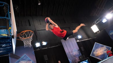 'El Hormiguero 3.0' sorprende a María Pombo con los impresionantes mates de baloncesto voladores