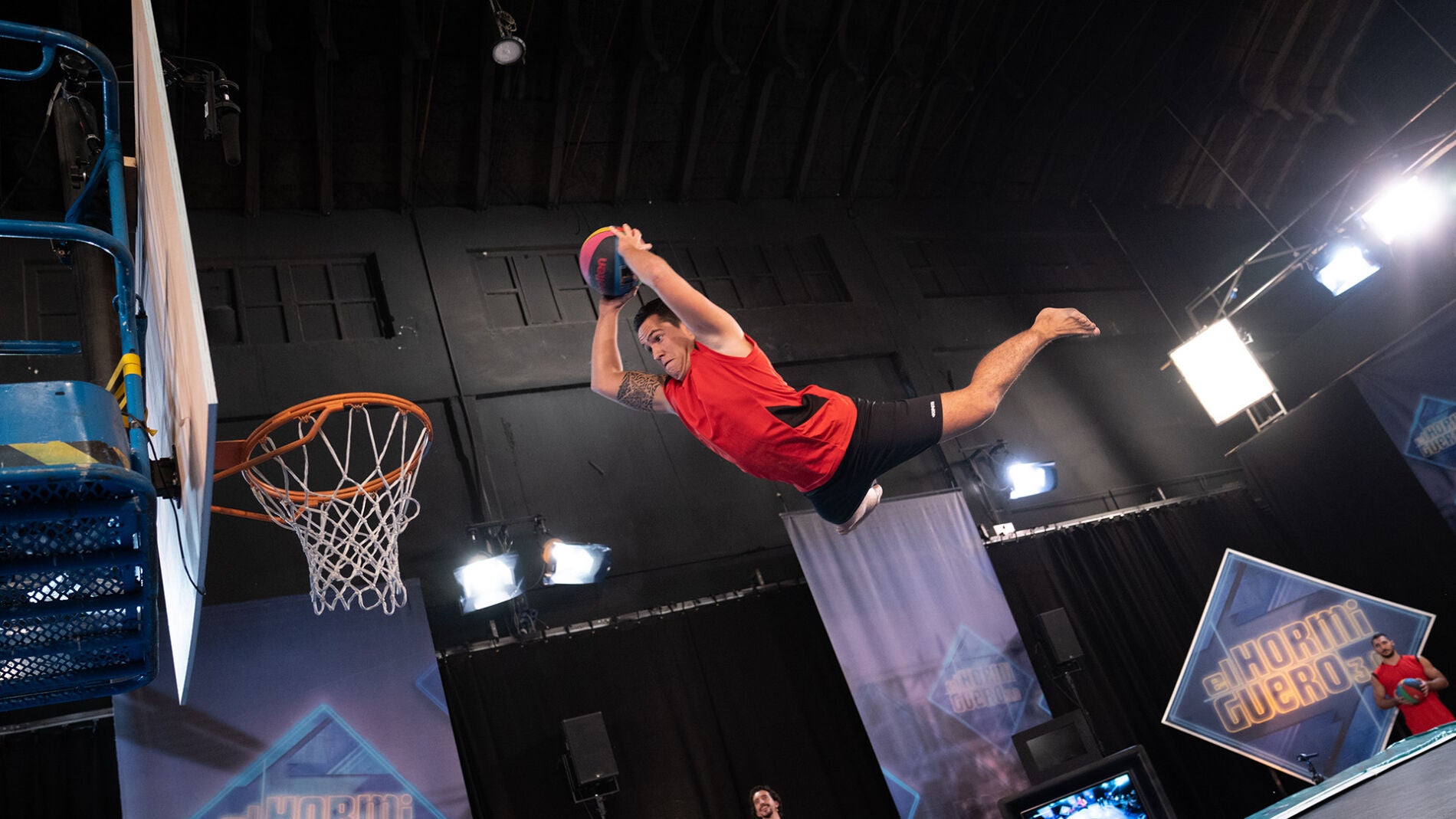 'El Hormiguero 3.0' sorprende a Mar&iacute;a Pombo con los impresionantes mates de baloncesto voladores