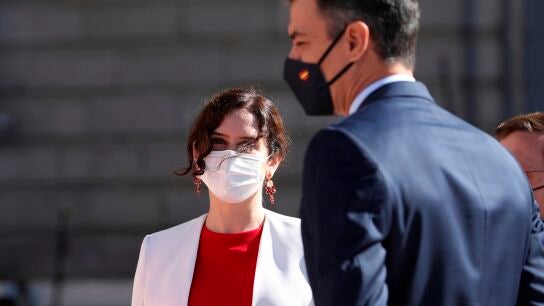 Isabel D&iacute;az Ayuso junto a Pedro S&aacute;nchez en un acto el 12 de octubre