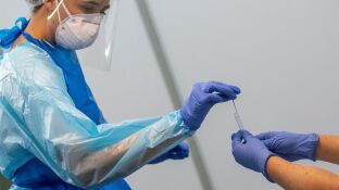 Un sanitario prepara una prueba PCR