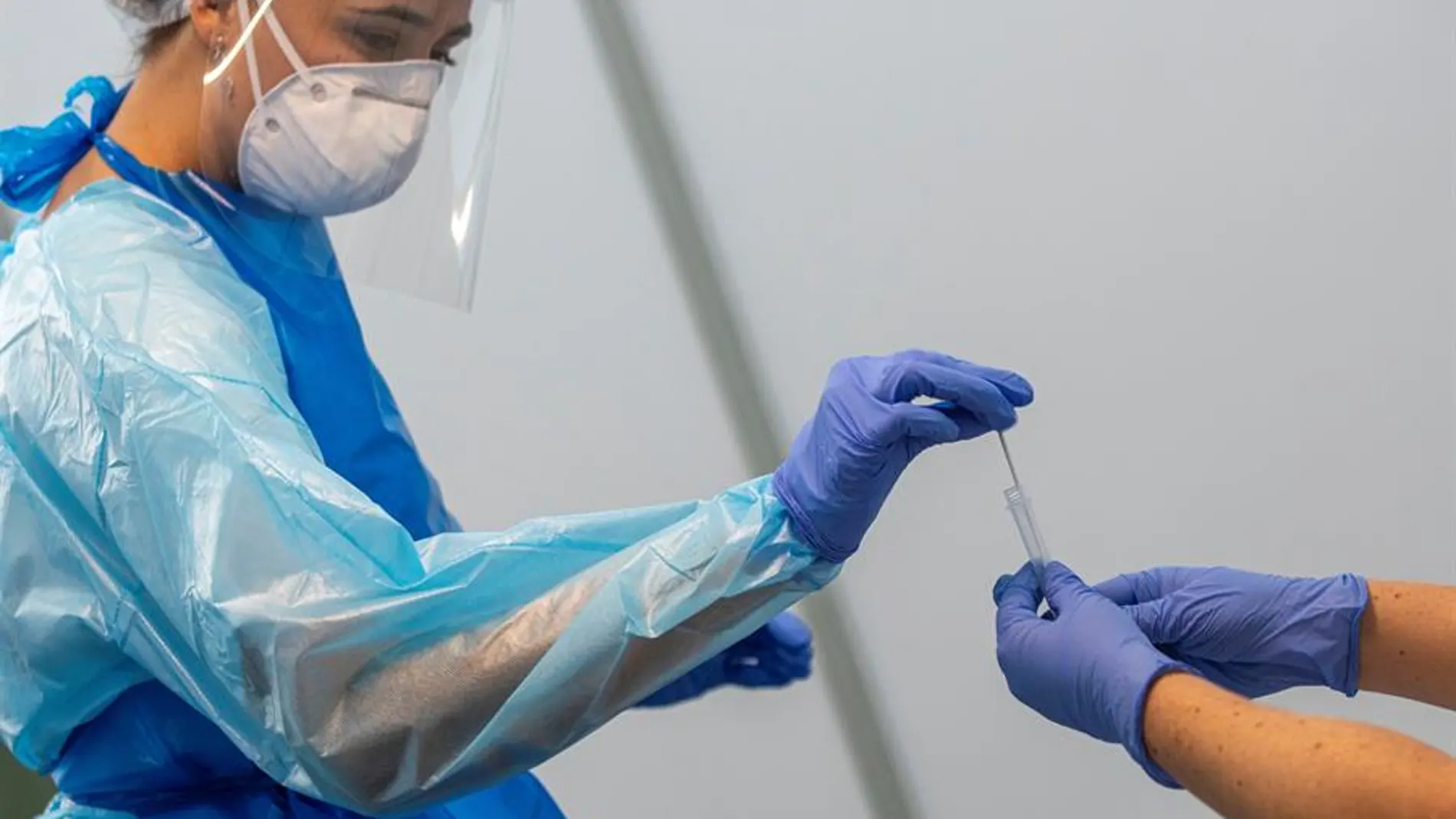 Un sanitario prepara una prueba PCR Un sanitario prepara una prueba PCR