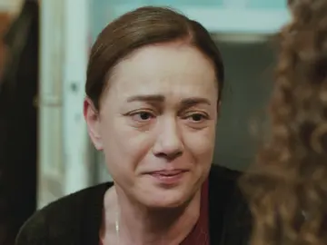 Sirin descubre el sospechoso motivo de la extraña amabilidad de Hatice con Levent Sirin descubre el sospechoso motivo de la extraña amabilidad de Hatice con Levent