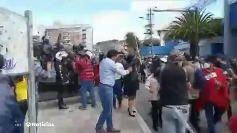 Intentan derribar las estatuas de Cristóbal Colón e Isabel la Católica durante las protestas en el Día de la Hispanidad Intentan derribar las estatuas de Cristóbal Colón e Isabel la Católica durante las protestas en el Día de la Hispanidad