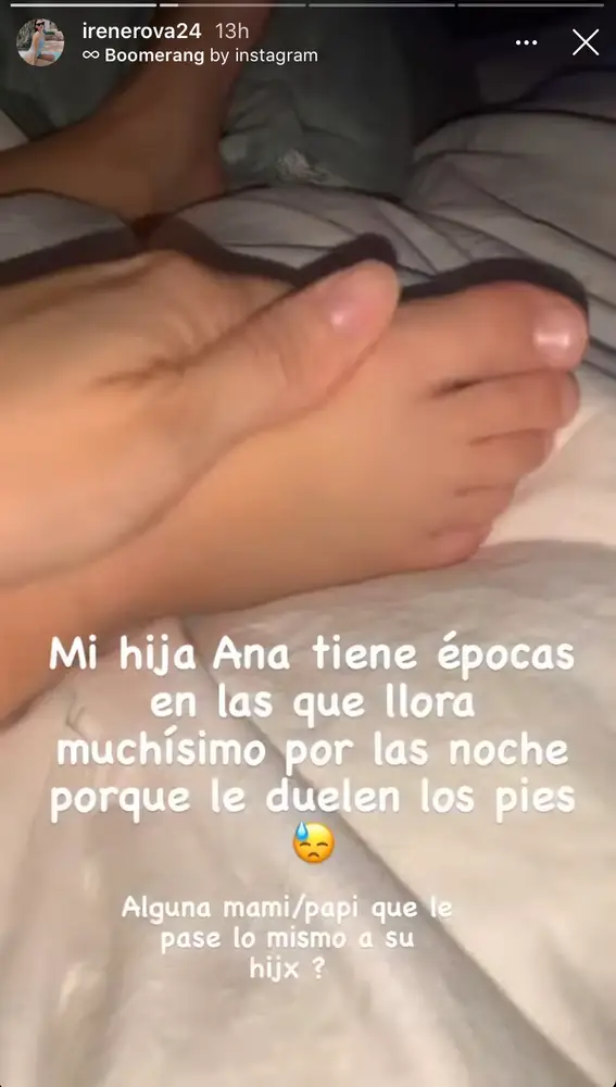Irene Rosales dándole un masaje a los pies de su hija Ana