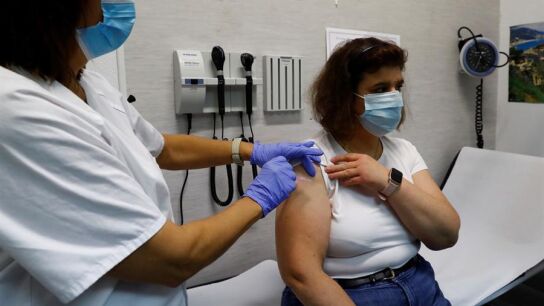 Una mujer se vacuna de la gripe en la Comunidad de Madrid