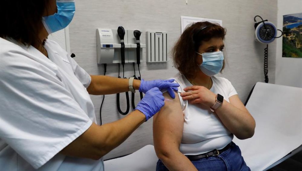Una mujer se vacuna de la gripe en la Comunidad de Madrid