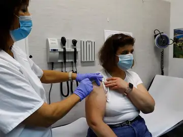 Una mujer se vacuna de la gripe en la Comunidad de Madrid Una mujer se vacuna de la gripe en la Comunidad de Madrid