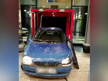 Detenido por empotrar un coche contra la puerta de la comisaría en Ripoll Detenido por empotrar un coche contra la puerta de la comisaría en Ripoll